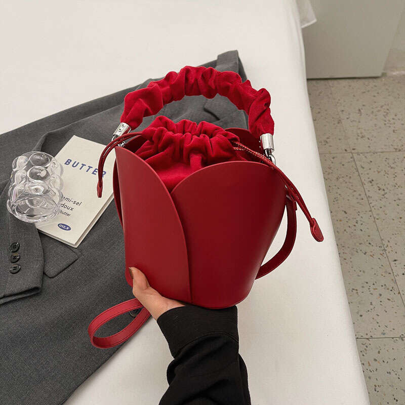 Dinner Bag Dinner Bag Flower Petal Women S New Red Wedding Niche Design Vegetable Basket Bucket Bag Fashionable One Shoulder Crossbody Bag KQ KQ