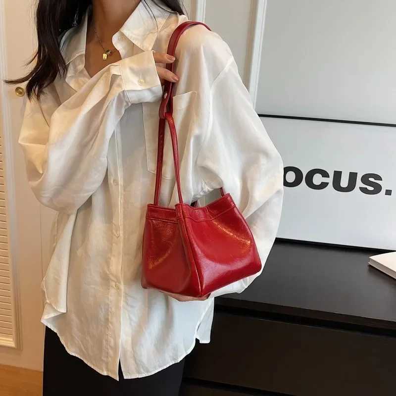 Design Sense New 2024 Fi Texture Shoder Popar Hand Tote Bags for Wen Handbags Red Purse Bag Y250508