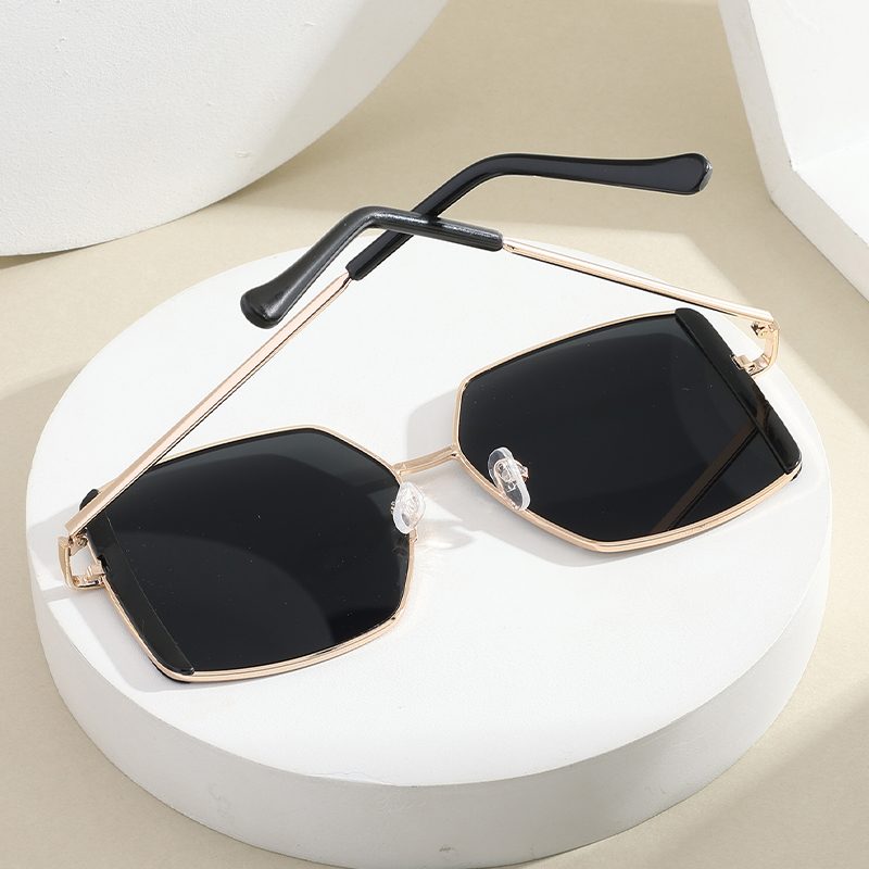 Trendsetting Quad Pack of Contemporary Designer Shades Fashionable Eye Defense