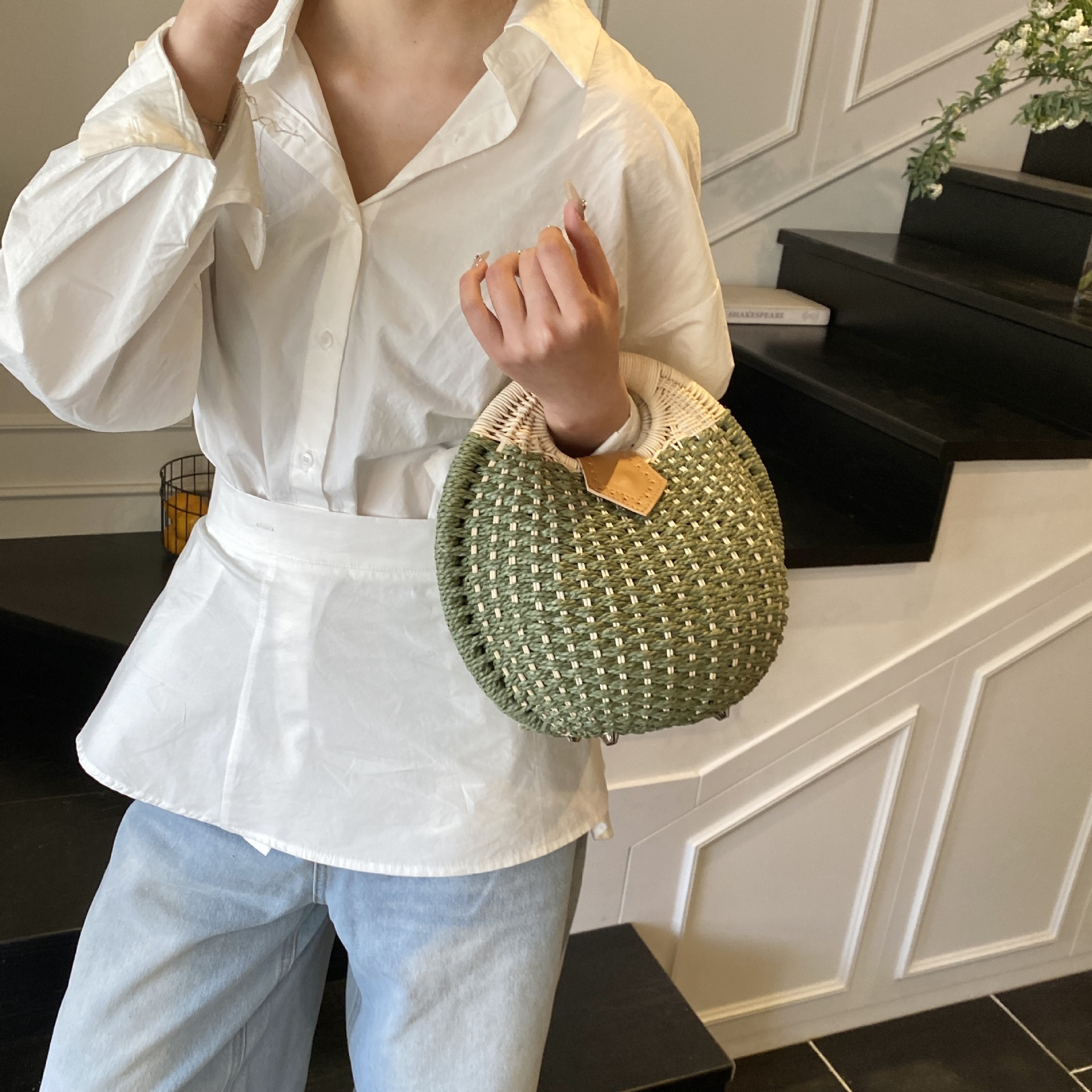 Small niche wicker handbag for women in spring 2025, fashionable casual grass woven beach bag, simple shell bag
