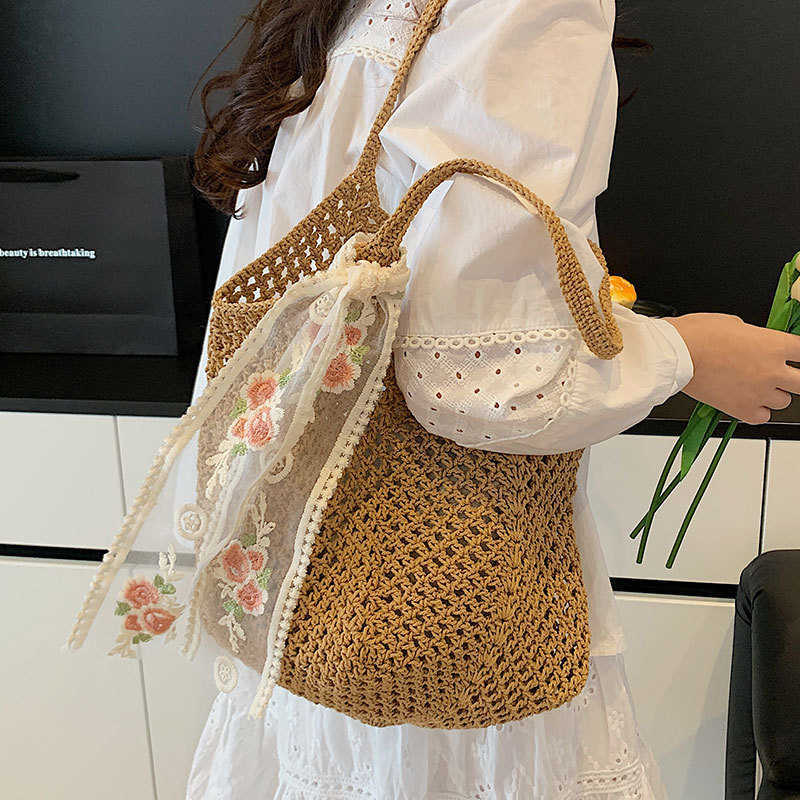 This year's spring and summer artistic style, small and fresh hollow woven tote bag, casual vacation style, large capacity shoulder bag