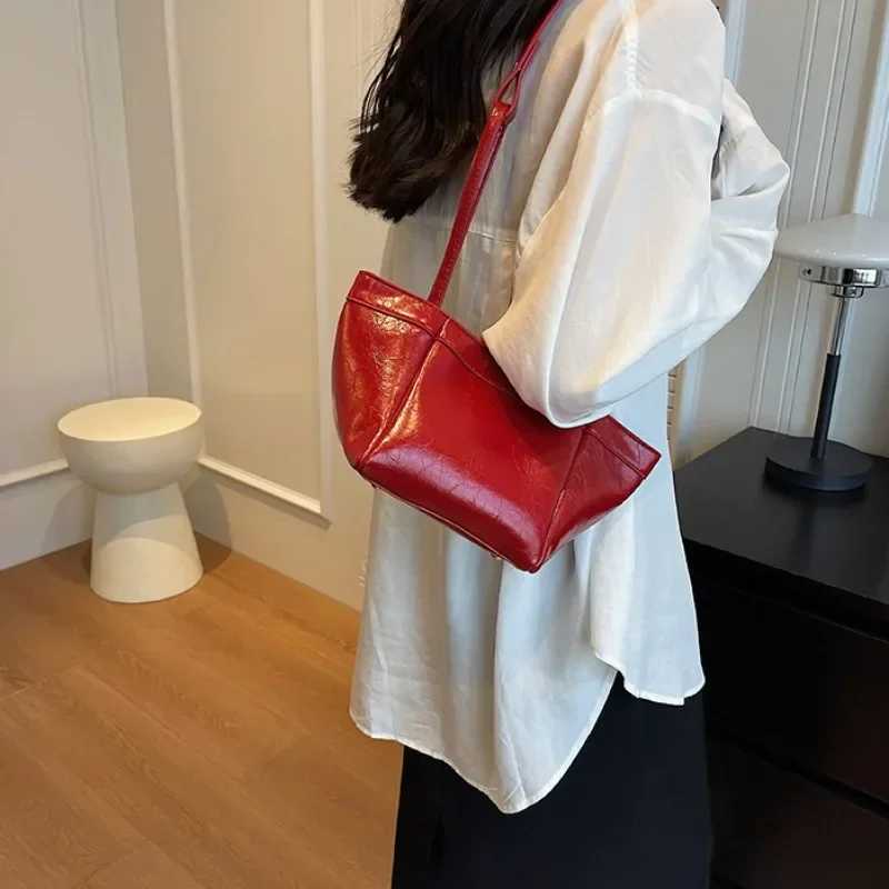 Design Sense New 2024 Fi Texture Shoder Popar Hand Tote Bags for Wen Handbags Red Purse Bag Y250508