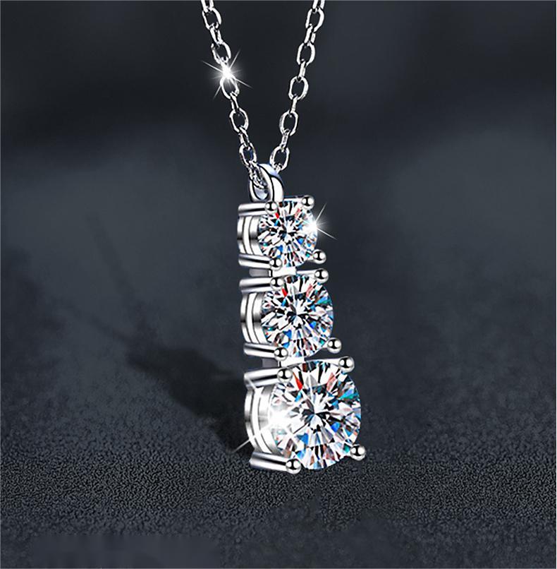 Sophisticated Ladies' Moissanite-Inlaid Collar Chain Accessory Made of High-Quality 925 Sterling