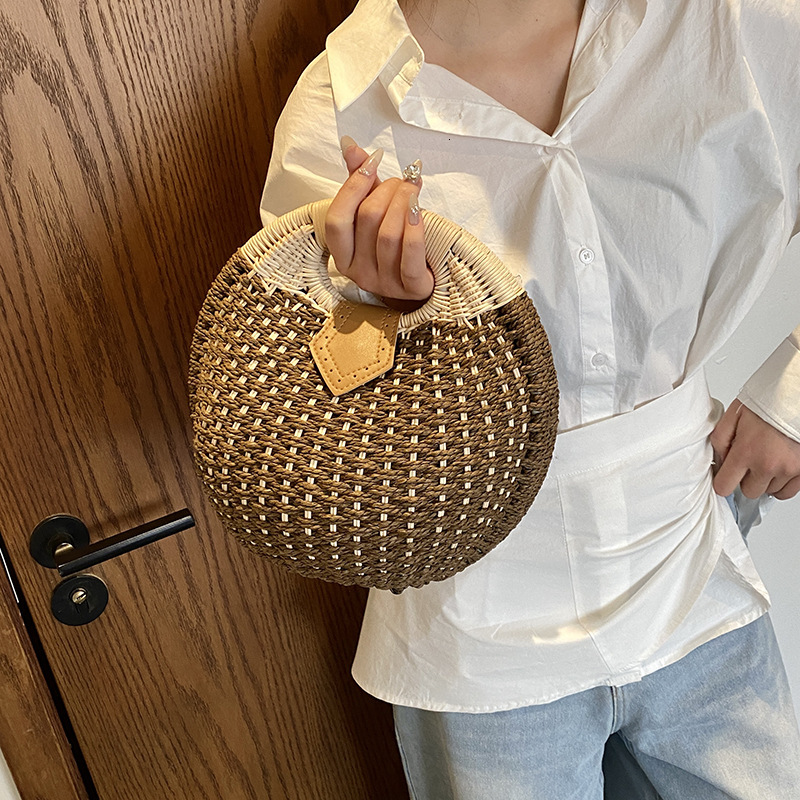 Small niche wicker handbag for women in spring 2025, fashionable casual grass woven beach bag, simple shell bag