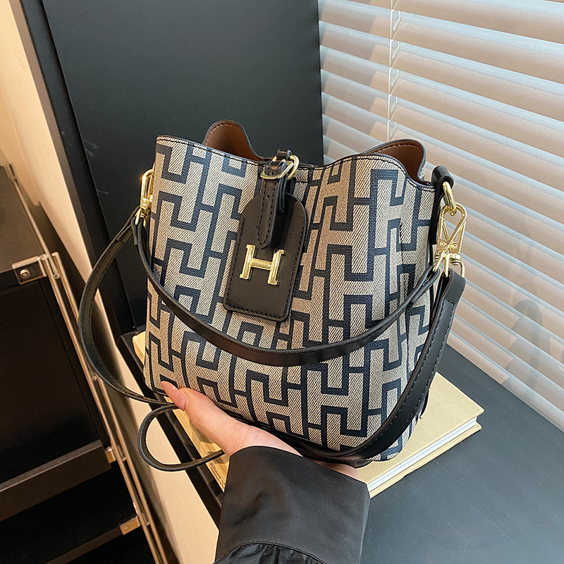 New Korean printed temperament large capacity multi compartment bucket bag versatile and fashionable temperament single shoulder crossbody bag