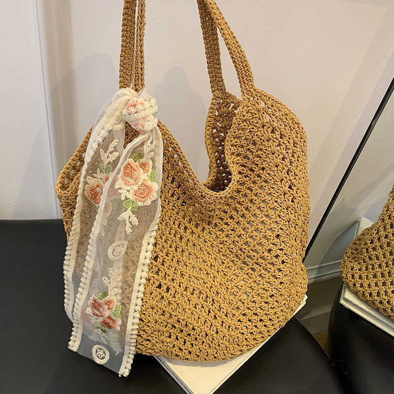 This year's spring and summer artistic style, small and fresh hollow woven tote bag, casual vacation style, large capacity shoulder bag