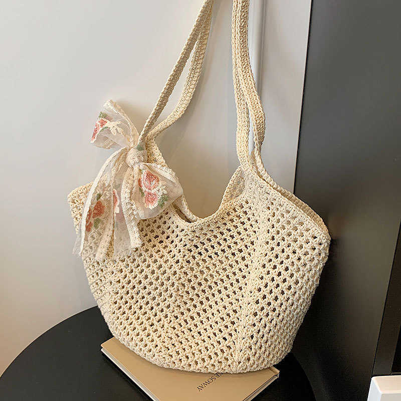 This year's spring and summer artistic style, small and fresh hollow woven tote bag, casual vacation style, large capacity shoulder bag