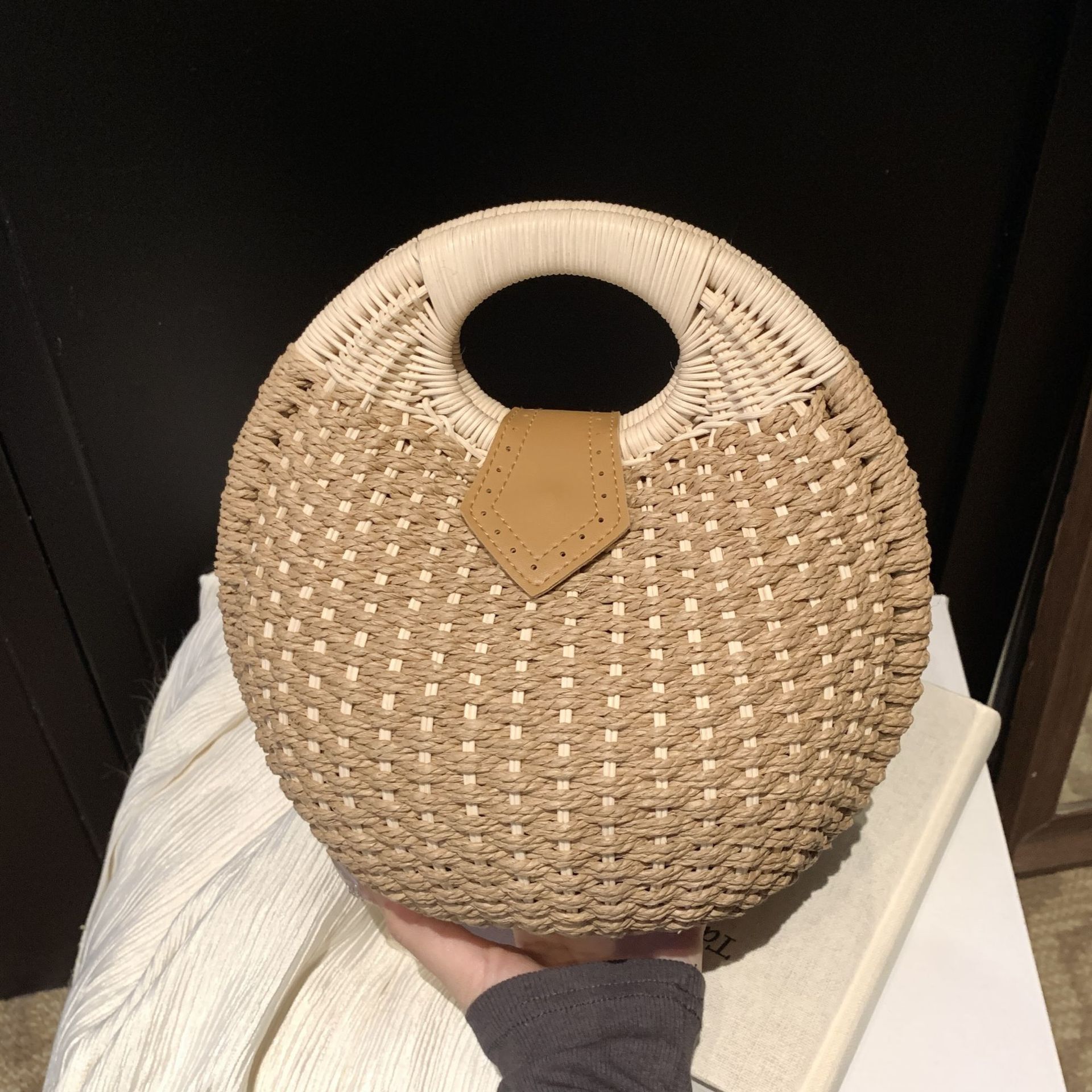 Small niche wicker handbag for women in spring 2025, fashionable casual grass woven beach bag, simple shell bag