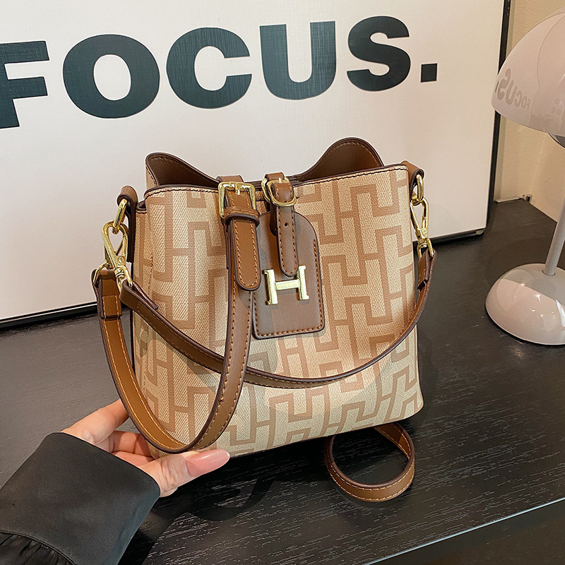 New Korean printed temperament large capacity multi compartment bucket bag versatile and fashionable temperament single shoulder crossbody bag
