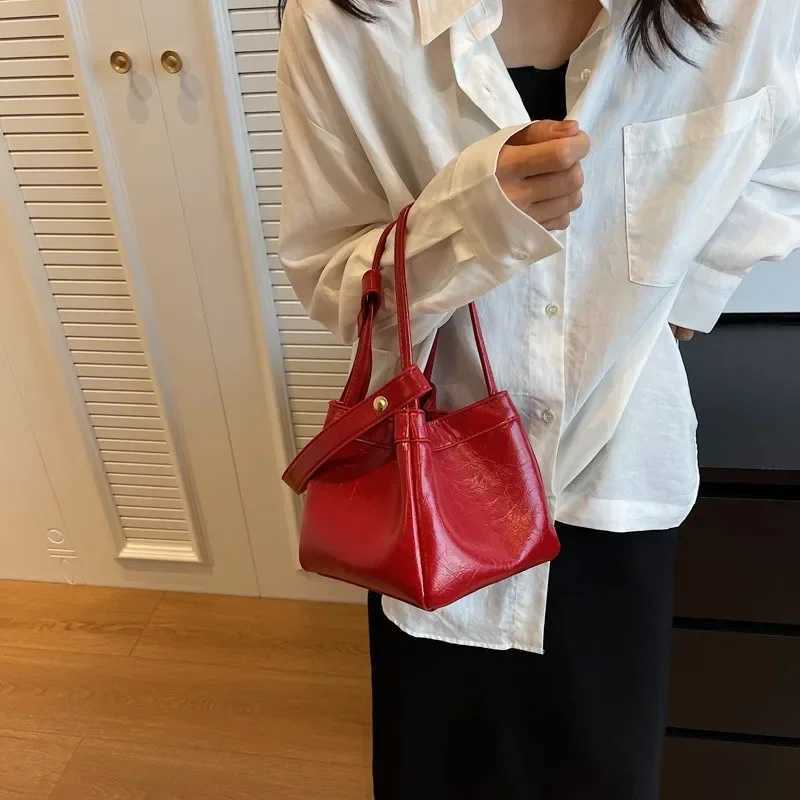 Design Sense New 2024 Fi Texture Shoder Popar Hand Tote Bags for Wen Handbags Red Purse Bag Y250508