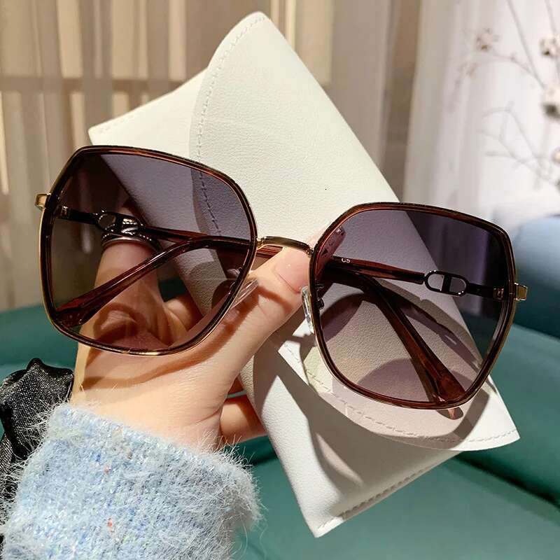2025 Trendy Polarized Sunglasses UV400 Protection Fashion Tea Brown Tinted Viral Iuencer Style for Driving Outdoor Sports