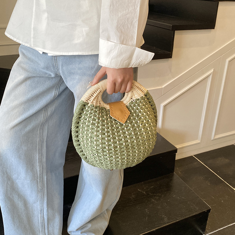 Small niche wicker handbag for women in spring 2025, fashionable casual grass woven beach bag, simple shell bag