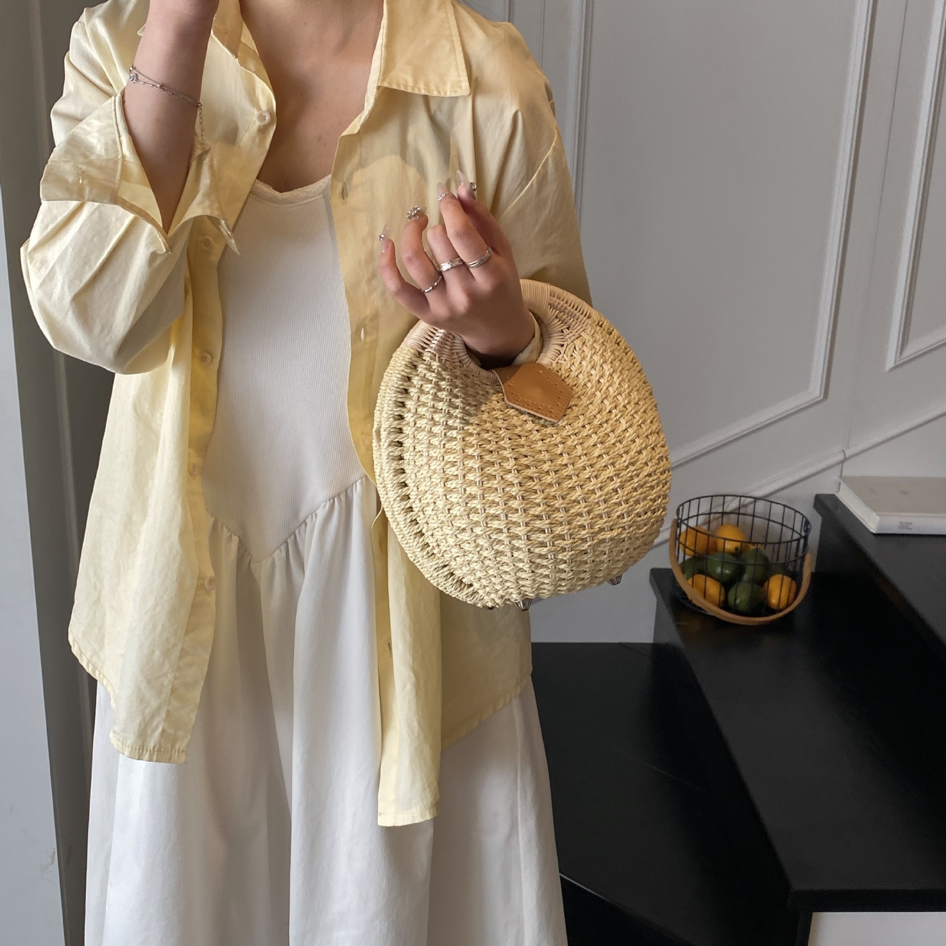 Small niche wicker handbag for women in spring 2025, fashionable casual grass woven beach bag, simple shell bag