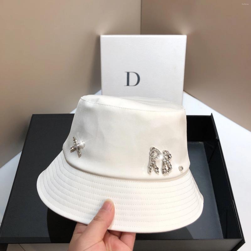 Berets Designer Letter Bucket Hat Luxury Rhinestone Silky Women's Sunscreen Panama Fisherman Top Flat Bob Beach Basin Cap