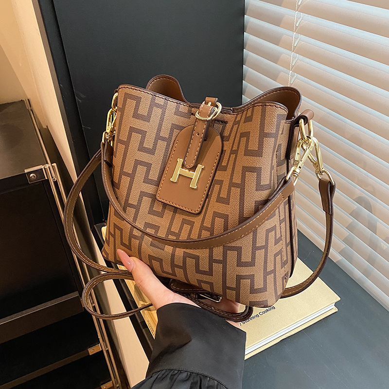 New Korean printed temperament large capacity multi compartment bucket bag versatile and fashionable temperament single shoulder crossbody bag