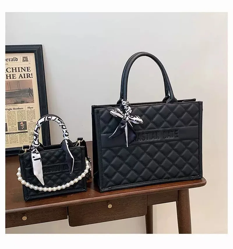 2025 new free shipping designer shoulder bag Vintage Plain casual versatile Tote package for woman black