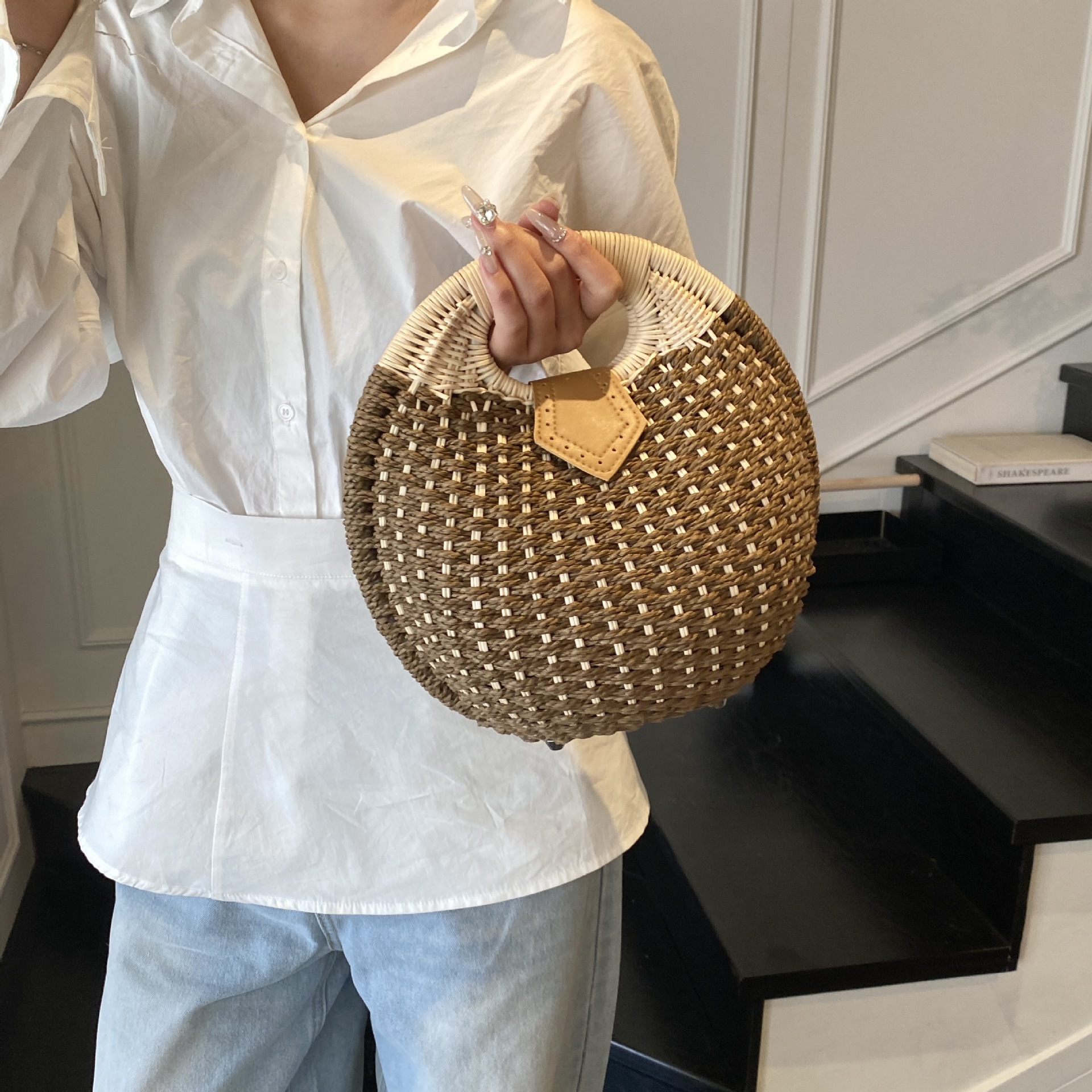 Small niche wicker handbag for women in spring 2025, fashionable casual grass woven beach bag, simple shell bag