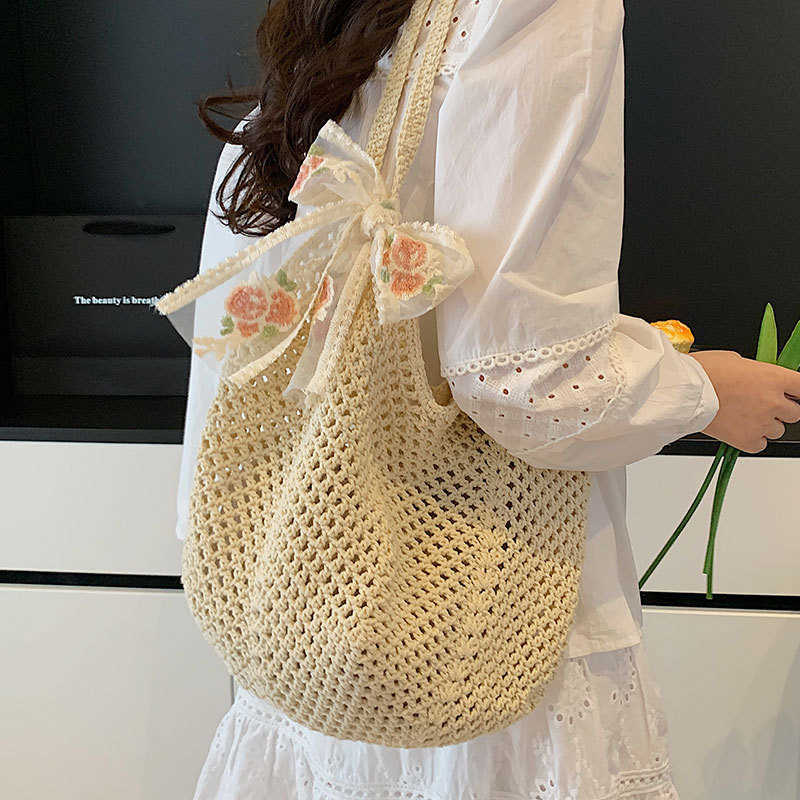 This year's spring and summer artistic style, small and fresh hollow woven tote bag, casual vacation style, large capacity shoulder bag