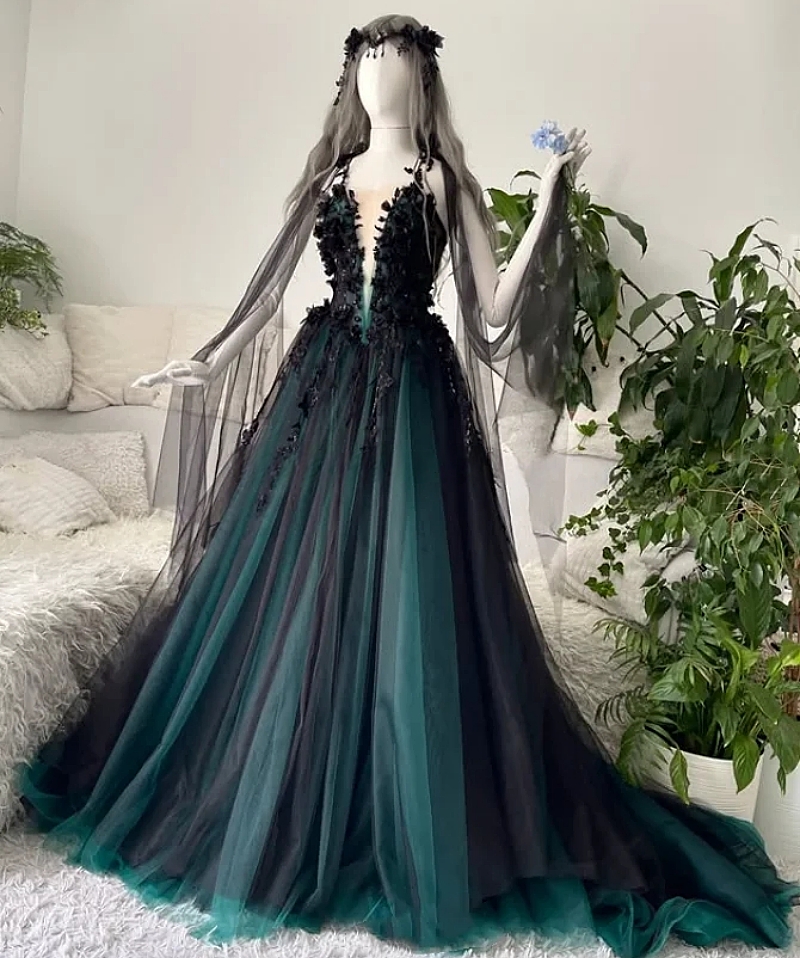 Vintage Princess Wedding Dress Dark Green And Black Gothic Bridal Gown 3D Floral Appliques Long Tulle A-Line Bride Dress Halter Backless Corset Vestid