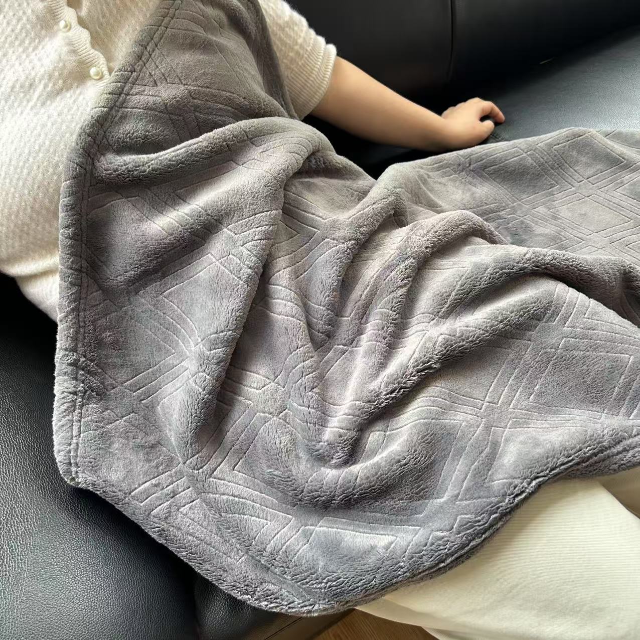 Embossed Plush Cotton Velvet Throw Rug for Cats/Dogs Stylish & Comfortable