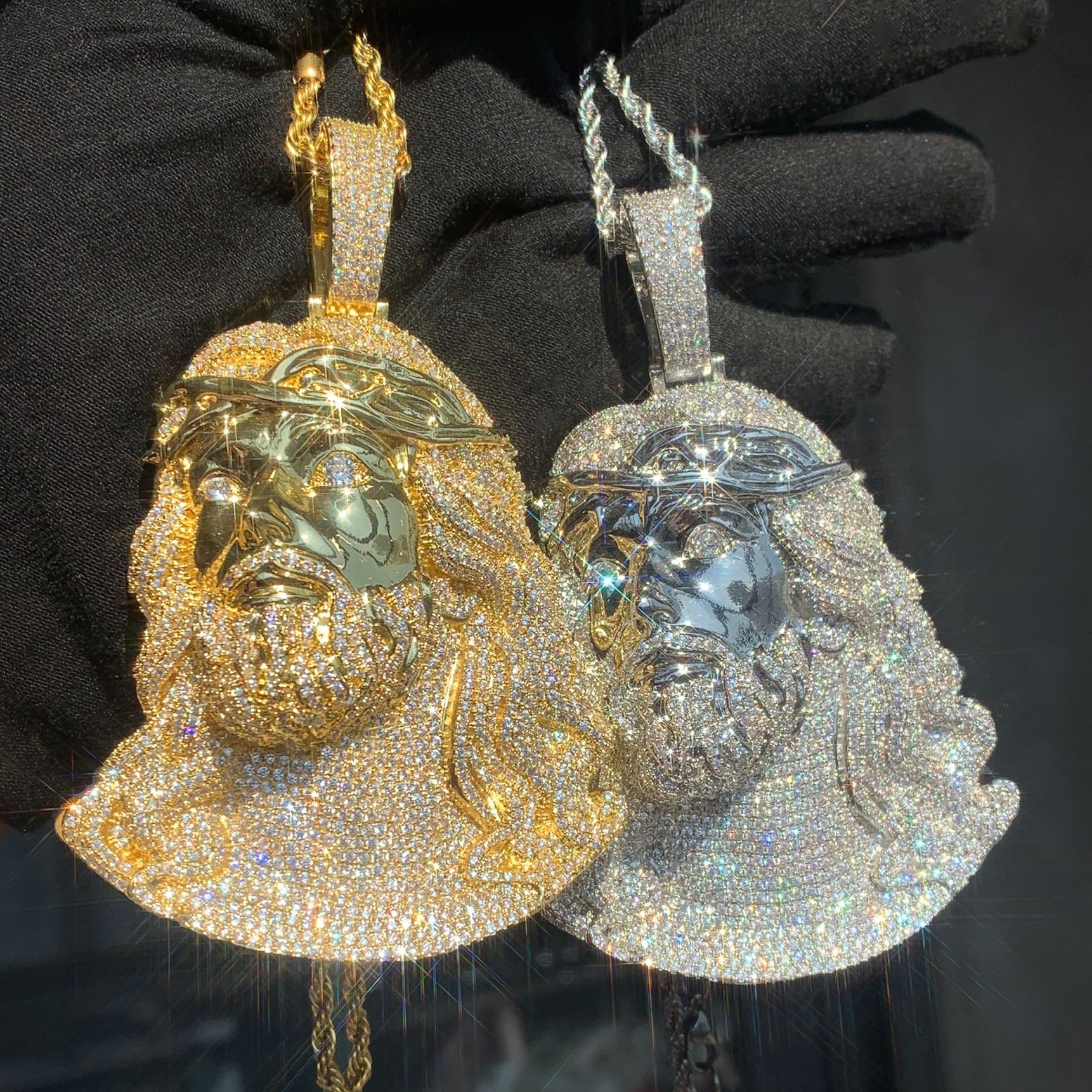 The custom-made necklace pendant has passed the Dia test. FL Moissanite hip-hop personalized jewelry S Jesus