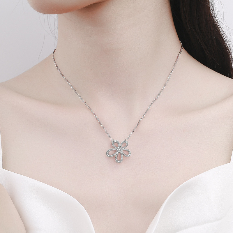925 silver new five petal flower three piece set with luxurious diamond studded rings, necklaces, earrings, fashionable temperament for women