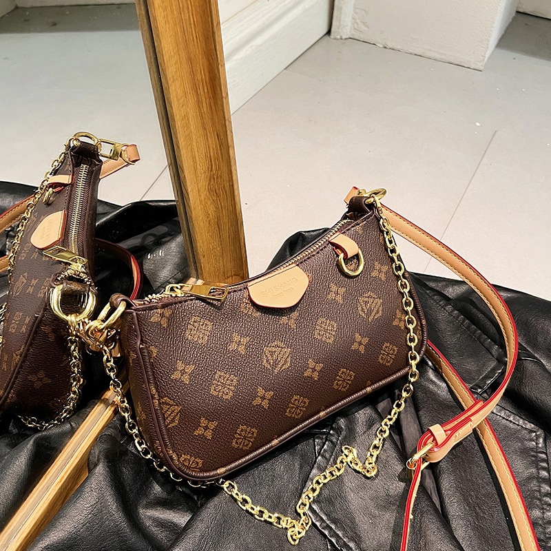 The new women's bag is a versatile and fashionable single-shoulder crossbody bag a casual and retro chain small square bag 2025s hot