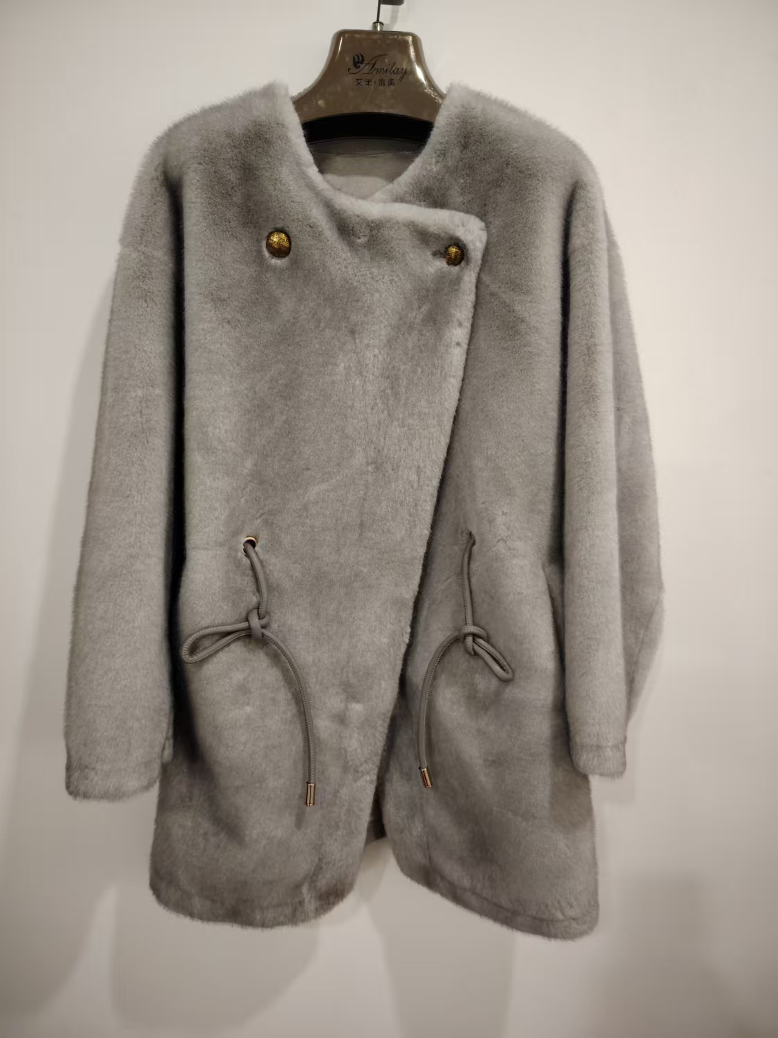 Chic Long-Sleeved Women's Winter Coats Made of Soft Artificial Fur Trendy & Durable