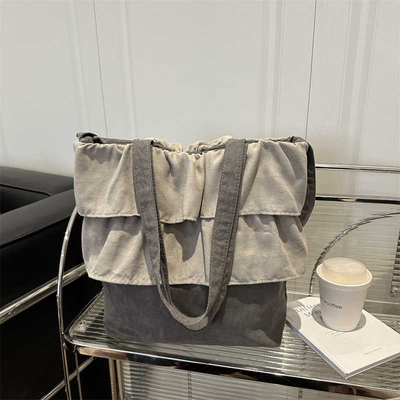 Fashionable and trendy pleated ruffled edge commuting minimalist tote bag with niche design, underarm bag with stylish and large capacity, single shou