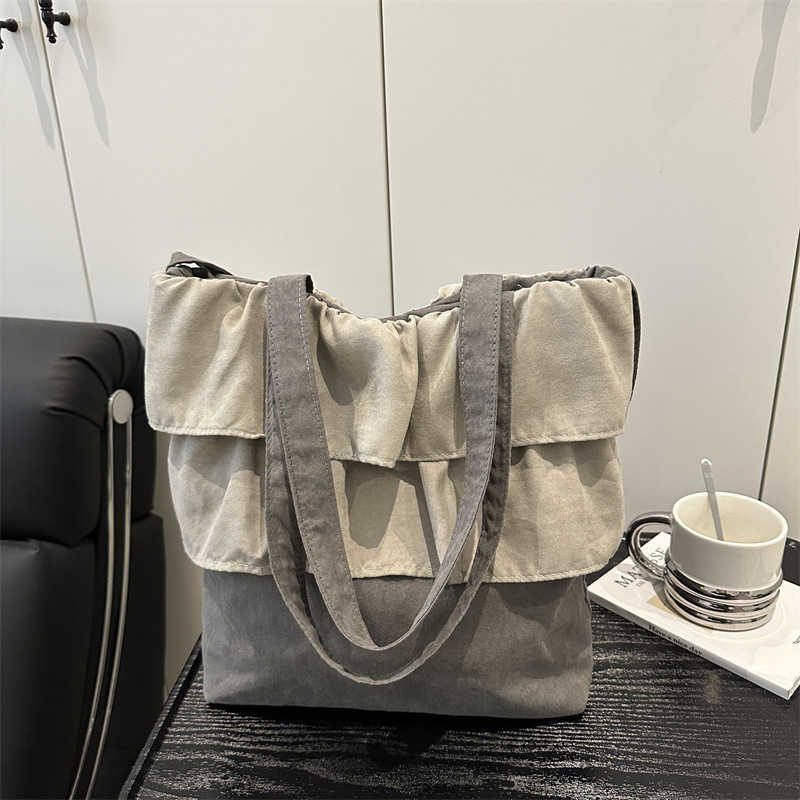 Fashionable and trendy pleated ruffled edge commuting minimalist tote bag with niche design, underarm bag with stylish and large capacity, single shou