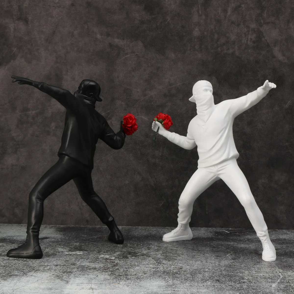 1 pc Resin Banksy Sculptures Flower Thrower Statue Bber He Decoration Desk Accessories Collectible Figurine Decorative Inter Y250509