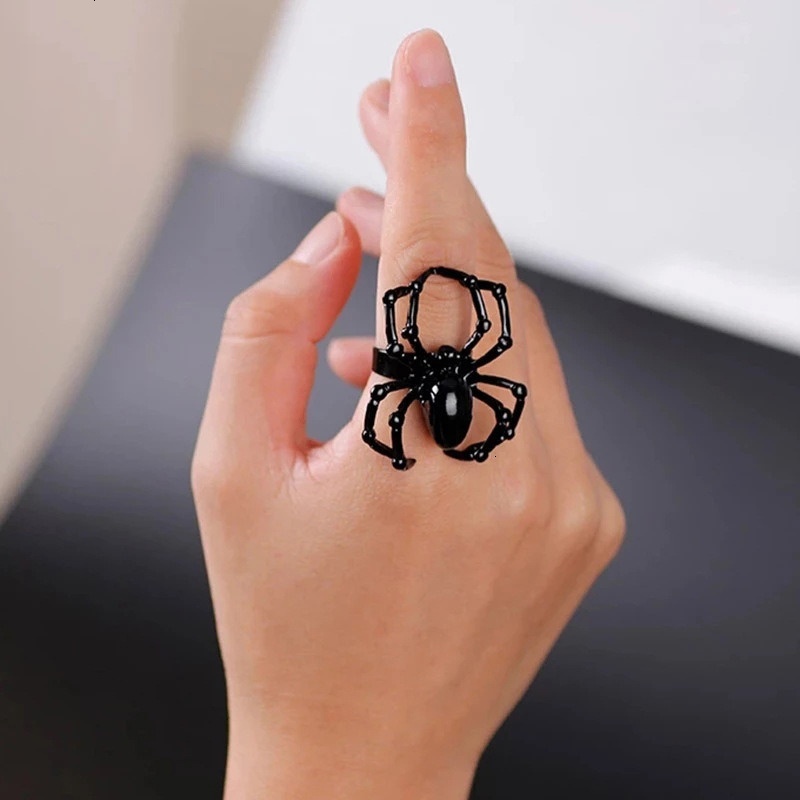 Xinghe simulation spider ring Halloween props Ghost Festival prank toys Gothic accessories