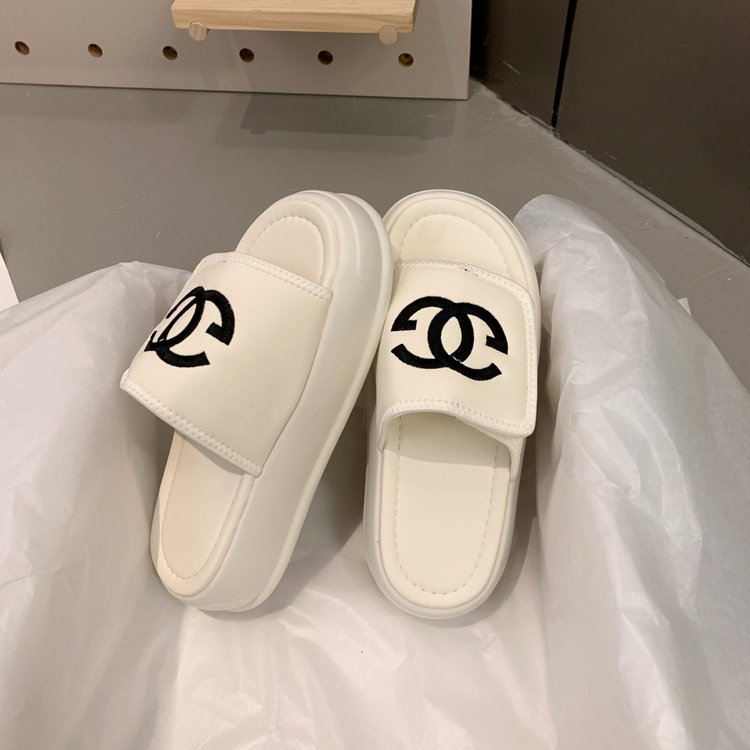Free shipping designer Women's Summer 2025 new Small Chanel-style slippers with embroidery, versatile flip-flops, muffin thick-soled cool flip-fl