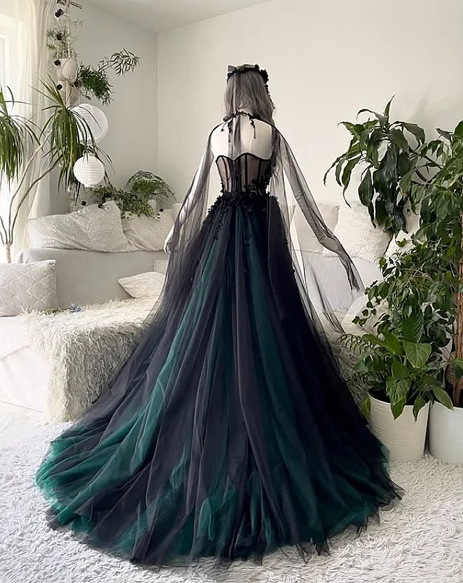 Vintage Princess Wedding Dress Dark Green And Black Gothic Bridal Gown 3D Floral Appliques Long Tulle A-Line Bride Dress Halter Backless Corset Vestid