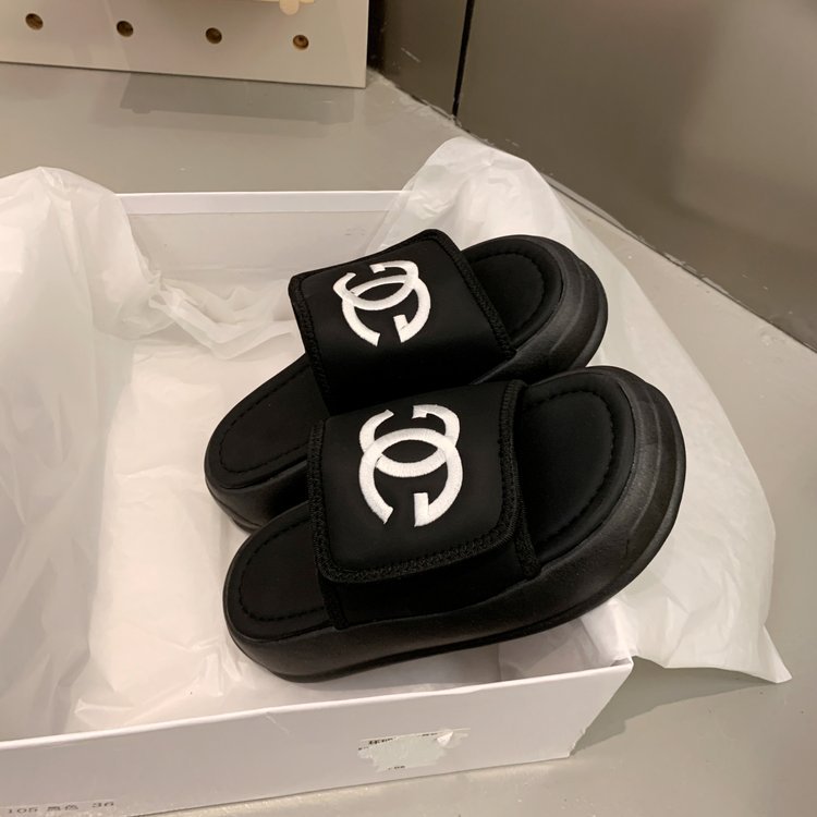 Free shipping designer Women's Summer 2025 new Small Chanel-style slippers with embroidery, versatile flip-flops, muffin thick-soled cool flip-fl