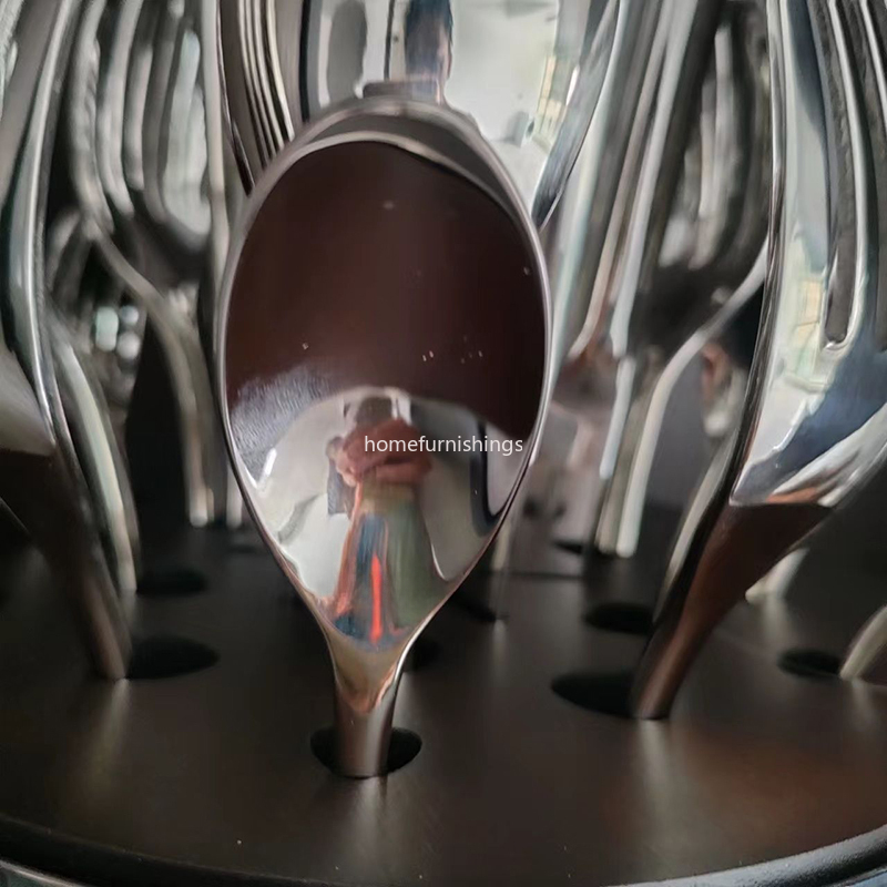 Set Posate 24 Pezzi Placcatura Argento Con Custodia a Forma di Uovo Design Elegante