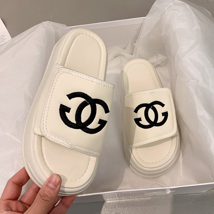 Free shipping designer Women's Summer 2025 new Small Chanel-style slippers with embroidery, versatile flip-flops, muffin thick-soled cool flip-fl