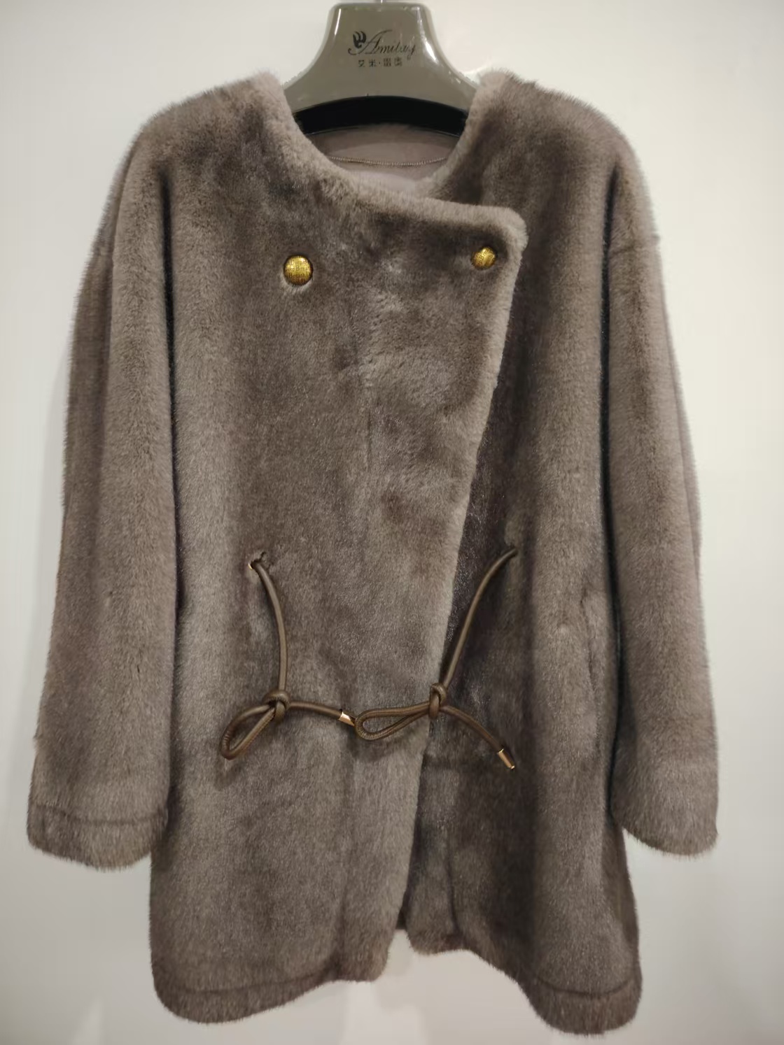 Chic Long-Sleeved Women's Winter Coats Made of Soft Artificial Fur Trendy & Durable