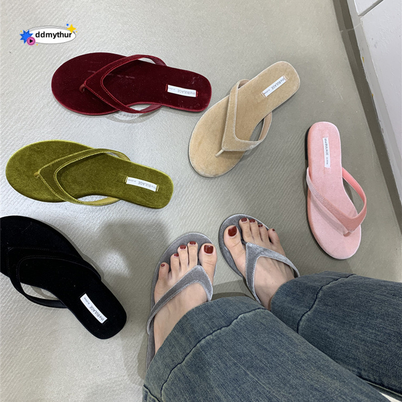 Xiaoxiangfeng 2024 Summer New Velvet Fashion Outwear Flat Bottom Sandwich Black Beach Vacation Flip flops for Women ddmythur