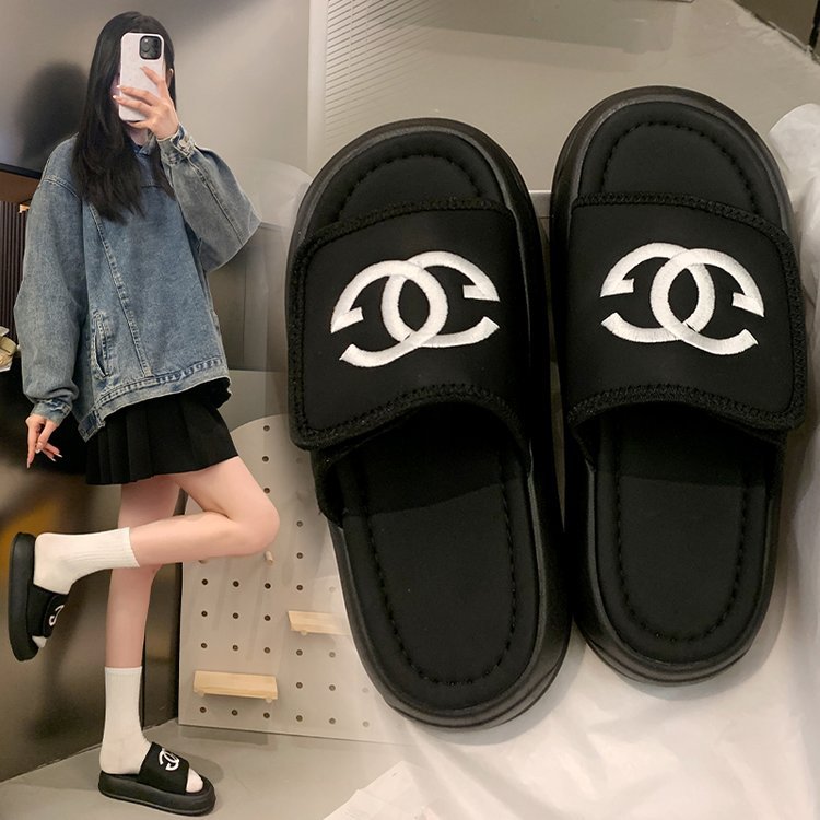Free shipping designer Women's Summer 2025 new Small Chanel-style slippers with embroidery, versatile flip-flops, muffin thick-soled cool flip-fl
