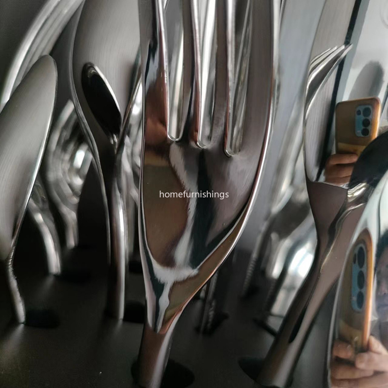 Set Posate 24 Pezzi Placcatura Argento Con Custodia a Forma di Uovo Design Elegante