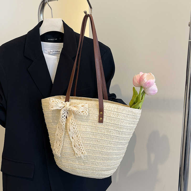 Grass woven large capacity trendy bag 2025 new tote commuting seaside vacation beach bag artistic vegetable basket bag