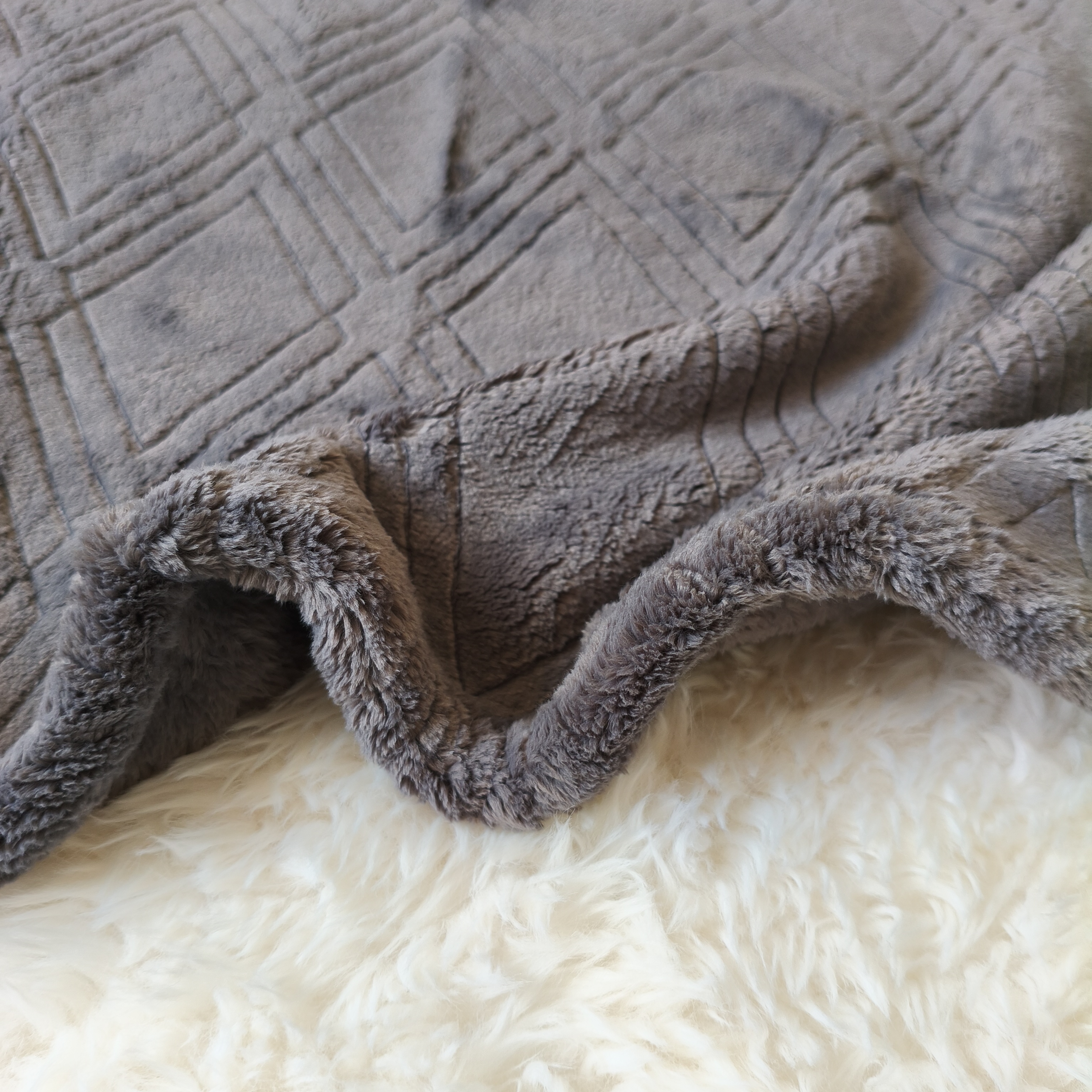 Embossed Plush Cotton Velvet Throw Rug for Cats/Dogs Stylish & Comfortable