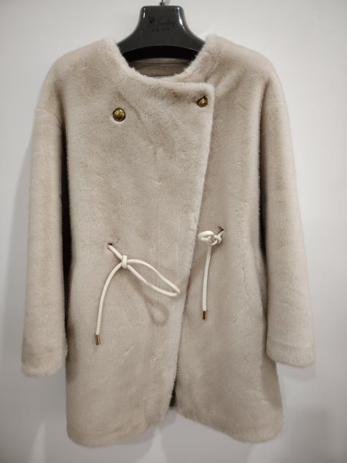 Chic Long-Sleeved Women's Winter Coats Made of Soft Artificial Fur Trendy & Durable