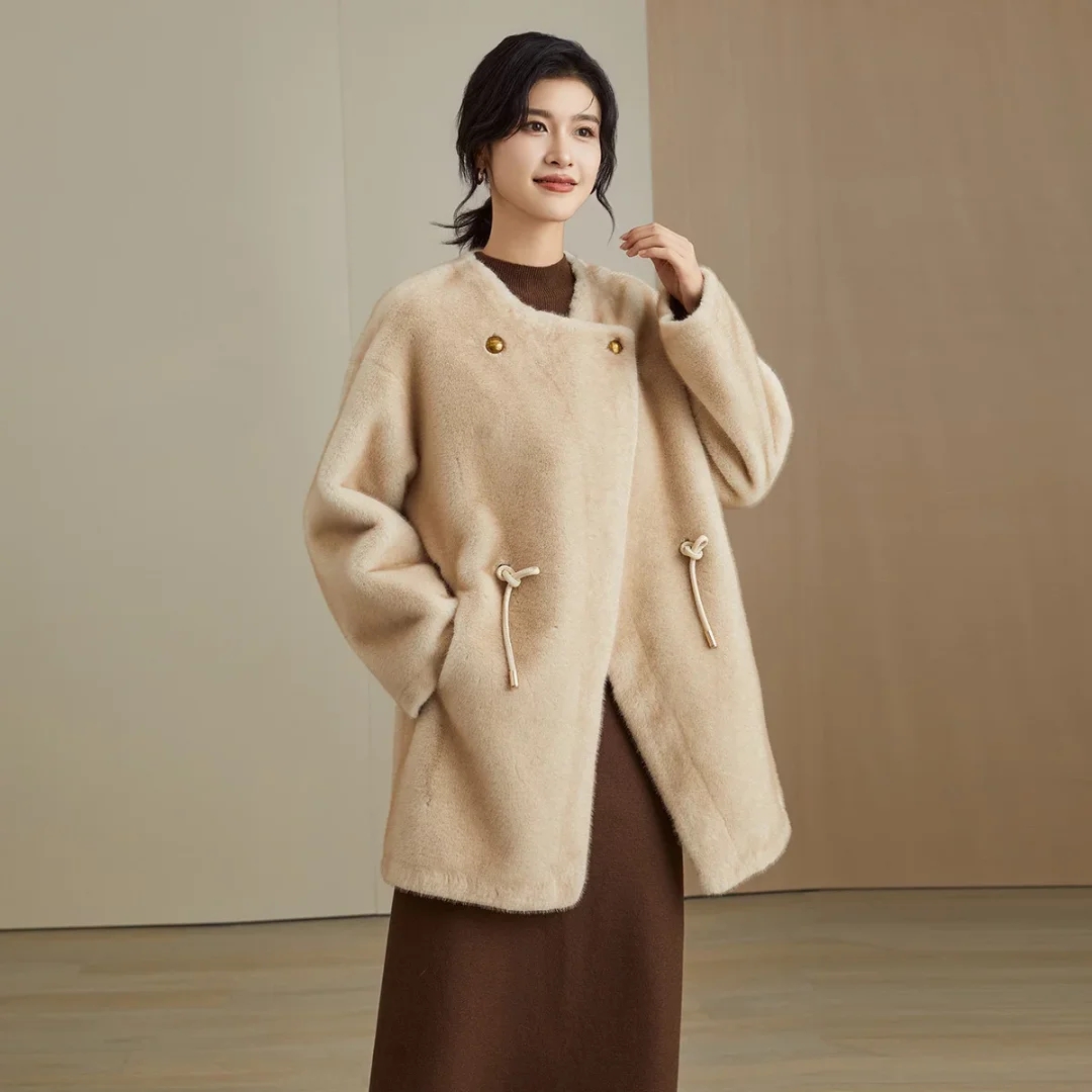 Chic Long-Sleeved Women's Winter Coats Made of Soft Artificial Fur Trendy & Durable