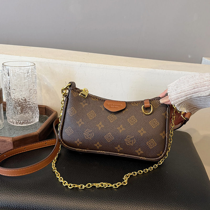 The new women's bag is a versatile and fashionable single-shoulder crossbody bag a casual and retro chain small square bag 2025s hot