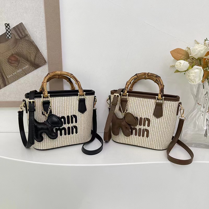 Designer 2025S New Spring Color Contrasting Grass Woven Bamboo Basket Water Bucket Handbag Fashion Shoulder Diagonal Cross Women Bag