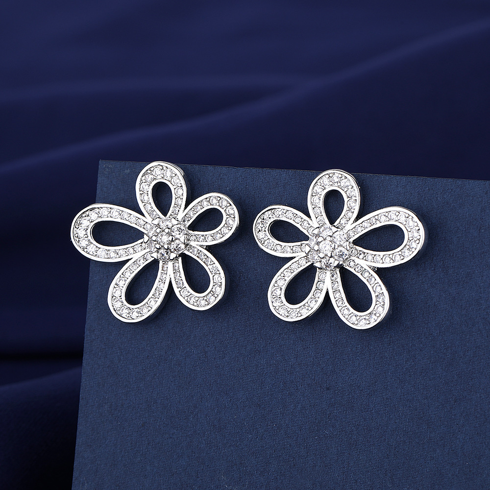 925 silver new five petal flower three piece set with luxurious diamond studded rings, necklaces, earrings, fashionable temperament for women