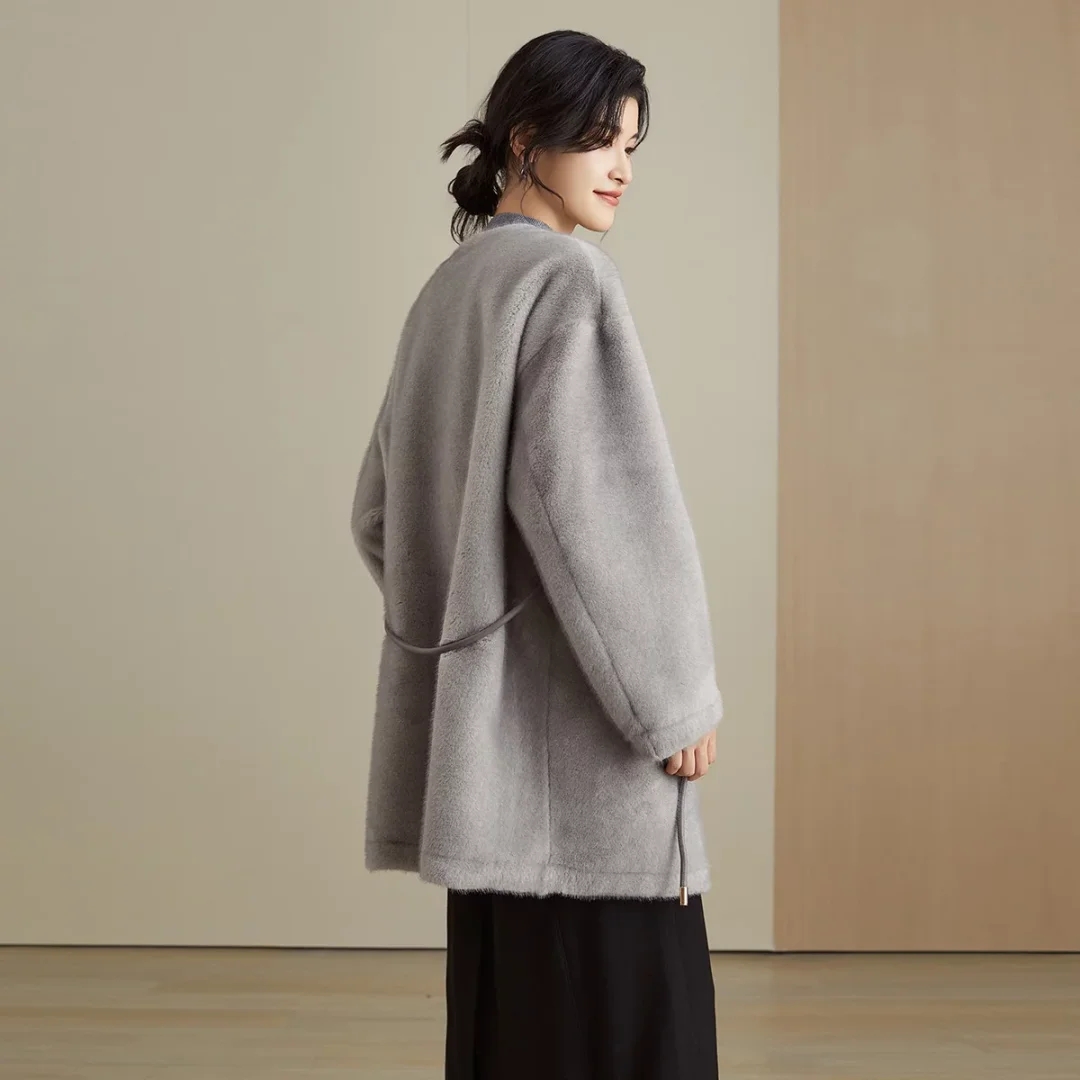 Chic Long-Sleeved Women's Winter Coats Made of Soft Artificial Fur Trendy & Durable