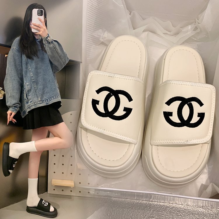 Free shipping designer Women's Summer 2025 new Small Chanel-style slippers with embroidery, versatile flip-flops, muffin thick-soled cool flip-fl